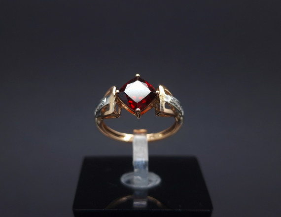 Gold ring with zircons and colored stone