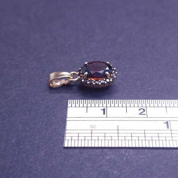 Gold pendant with zircons