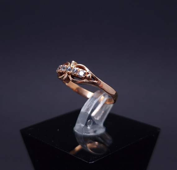 Gold ring with zircons