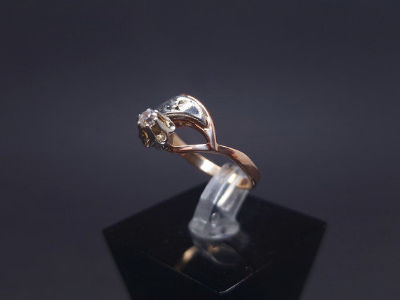 Gold ring with zircons