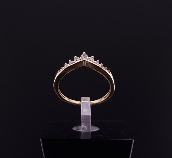 Gold ring with diamonds