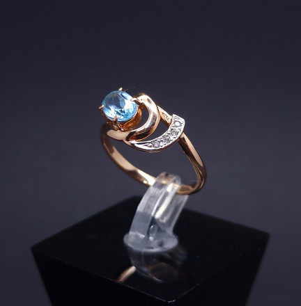 Gold ring with diamonds and colored stone