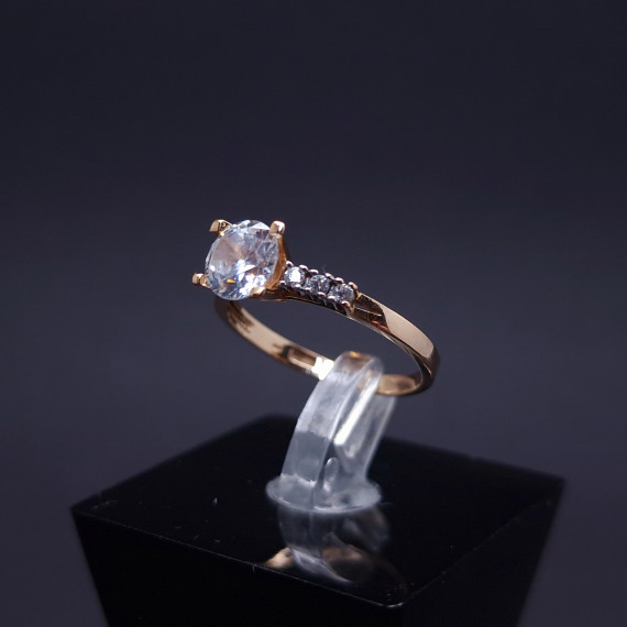 Gold ring with zircons