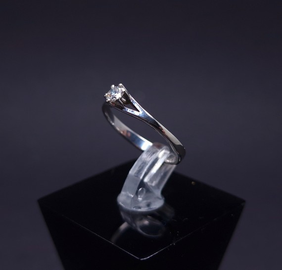 White gold ring with diamond