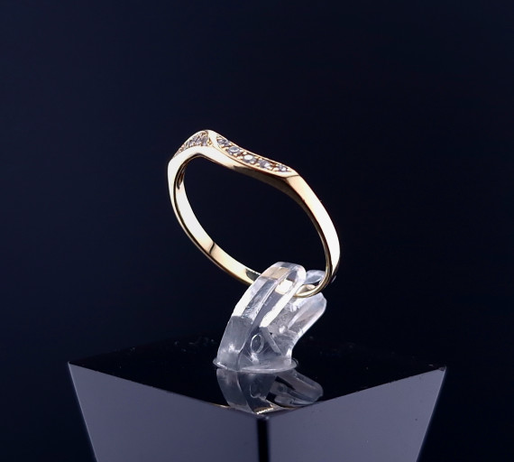Gold ring with zircons