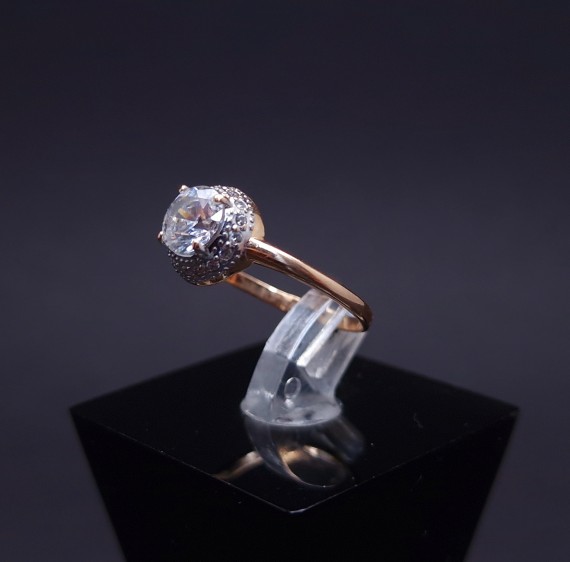 Gold ring with zircons