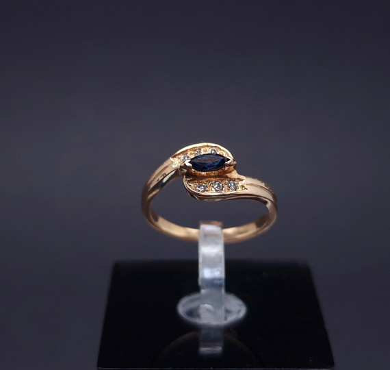 Gold ring with diamonds and sapphire