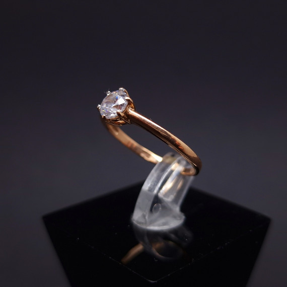 Gold ring with zircons