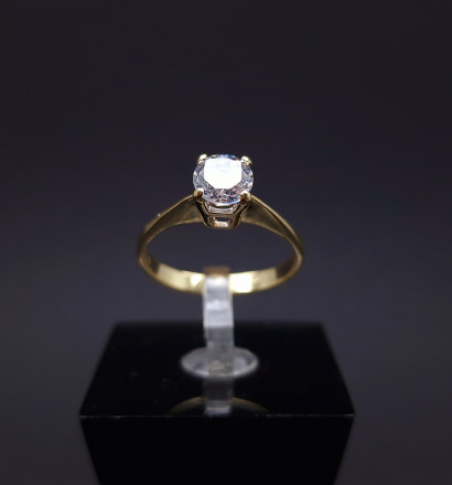 Gold ring with zircon