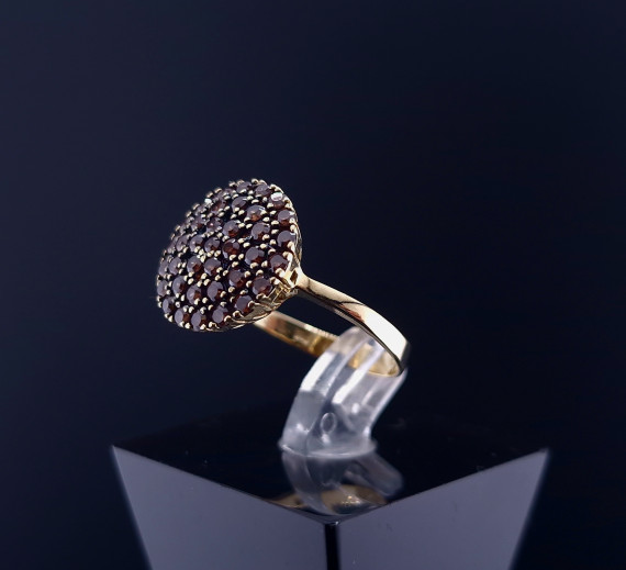 Gold ring with colored stones