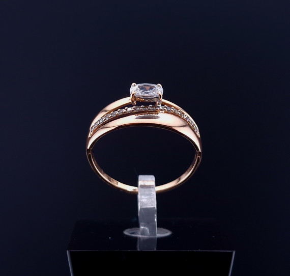 Gold ring with zircons