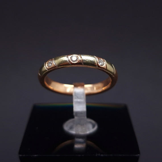 Gold ring with diamonds