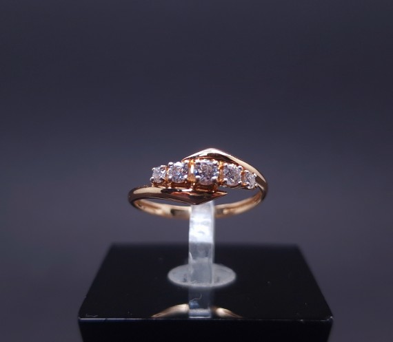 Gold ring with zircons