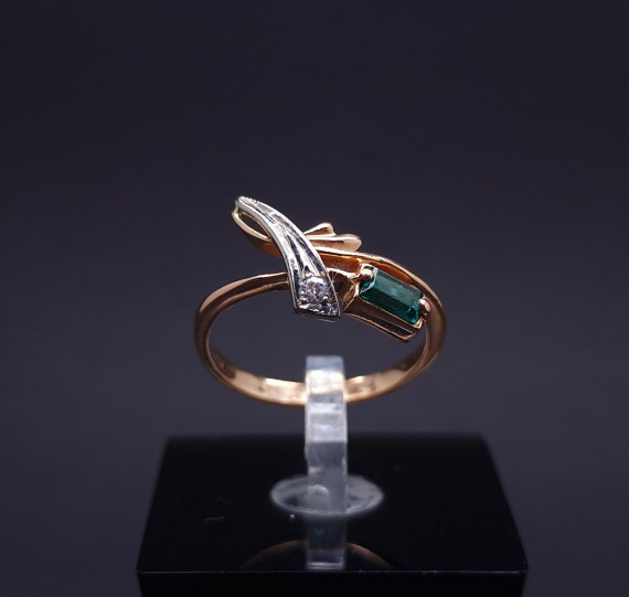 Gold ring with colored stones