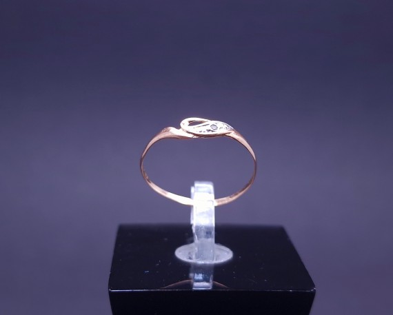 Gold ring with diamond