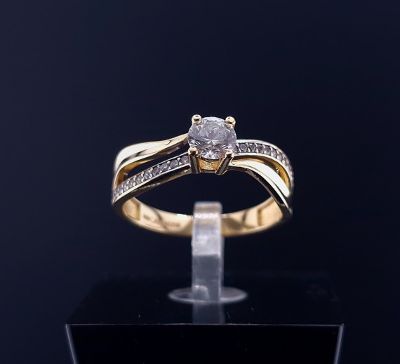 Gold ring with zircons