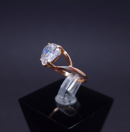 Gold ring with zircon