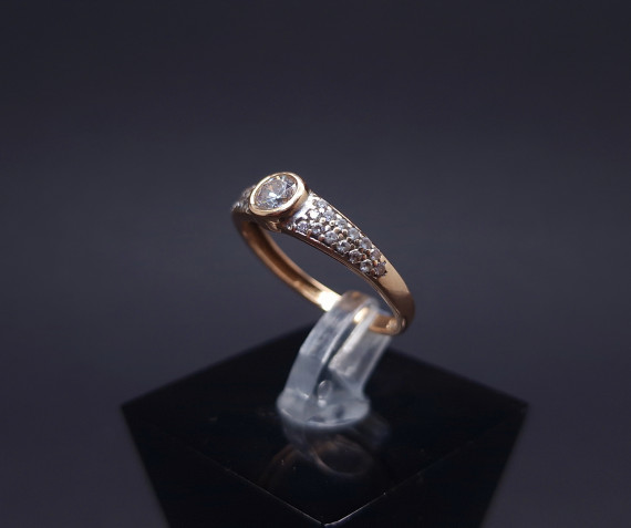 Gold ring with zircons