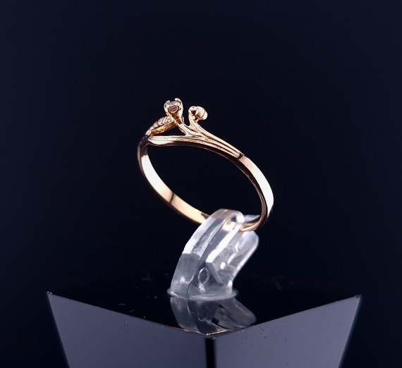 Gold ring with zircon