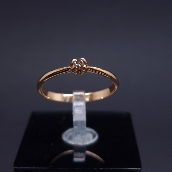 Gold ring with diamond