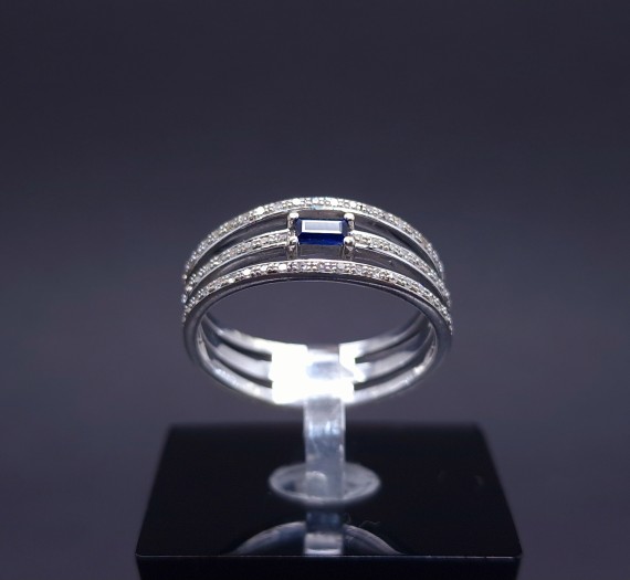 Золотое кольцо с бриллиантами и цветным камнем