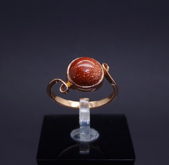 Gold ring with colored stone