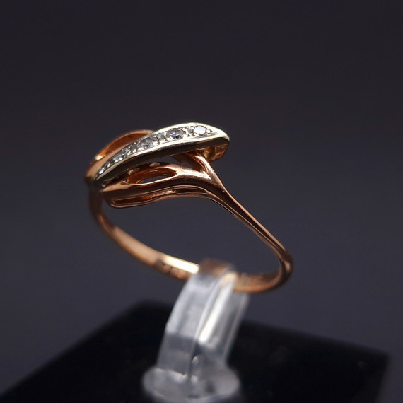 Gold ring with diamonds