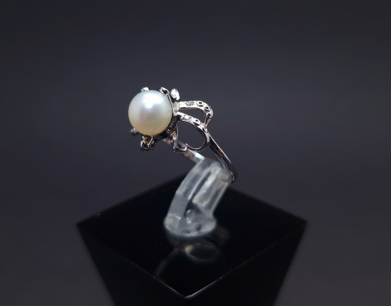 Silver ring with pearls