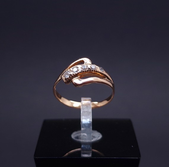 Gold ring with zircons