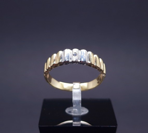 Gold ring with zircon