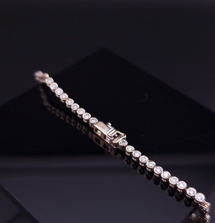 Gold bracelet with diamonds