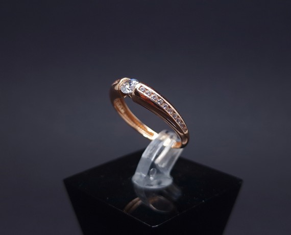 Gold ring with zircons