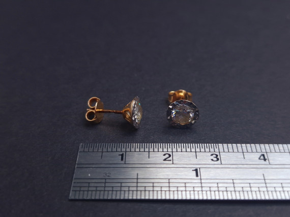 Gold earrings with zircons 