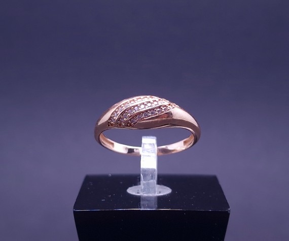 Gold ring with zircons