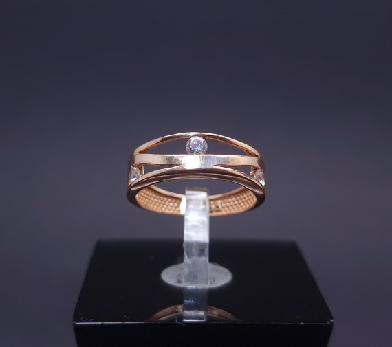 Gold ring with zircons