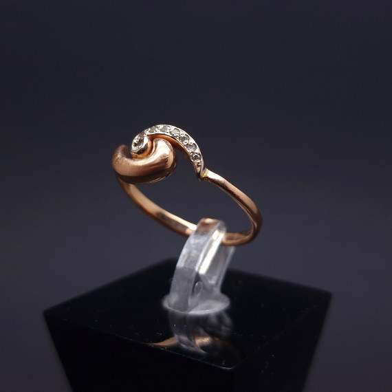 Gold ring with zircons