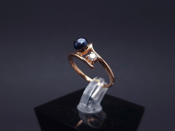 Gold ring with pearls and zircon