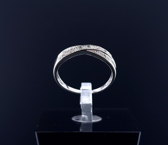 Gold ring with diamonds