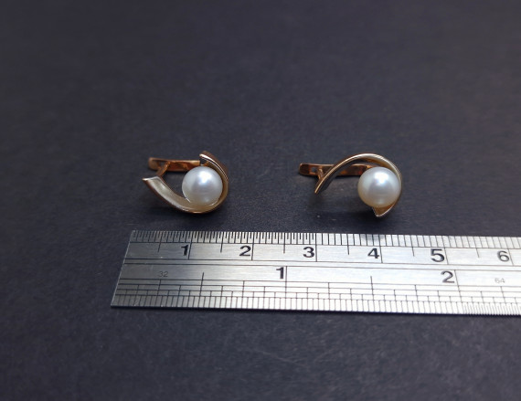 Gold earrings with pearls