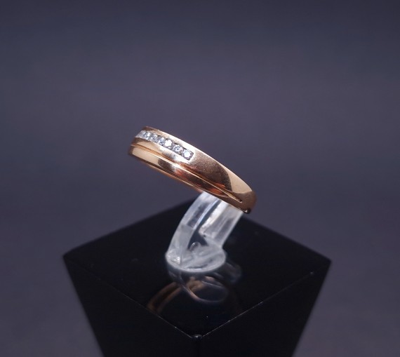 Gold ring with zircons