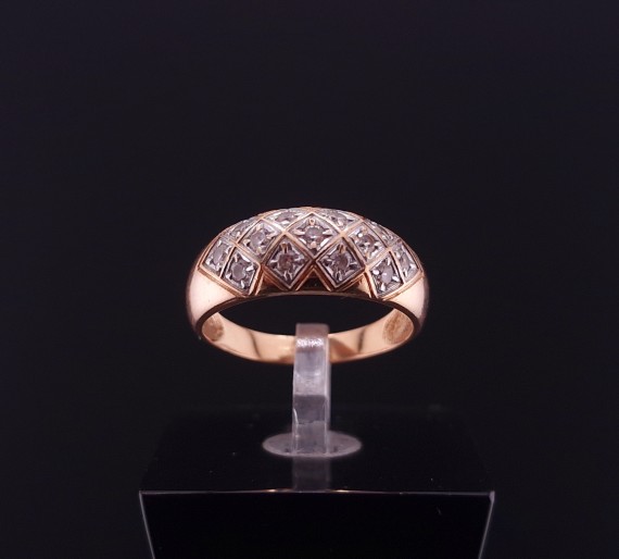 Gold ring with zircons