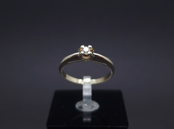 White gold ring with diamond