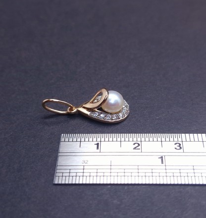 Gold pendant with pearls and zircons