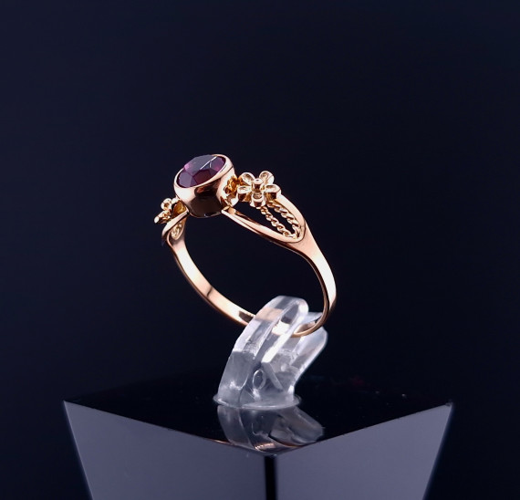 Vintage gold ring with colored stone