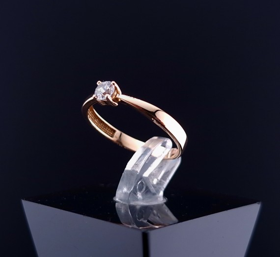 Gold ring with zircon