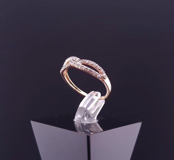 Gold ring with zircons