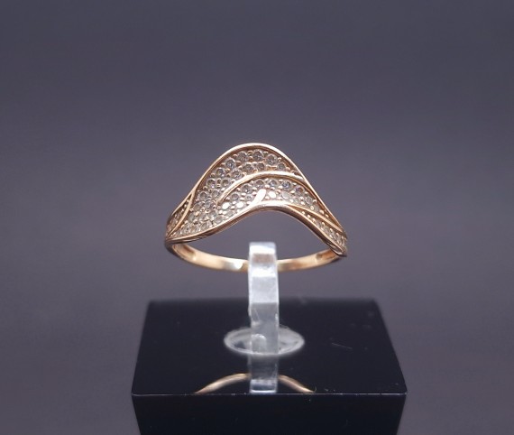 Gold ring with zircons