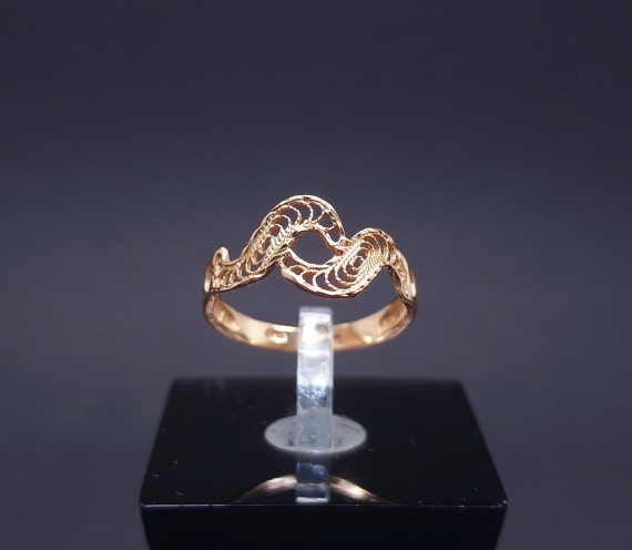 Gold ring 