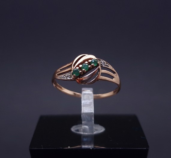 Gold ring with diamonds and colored stones