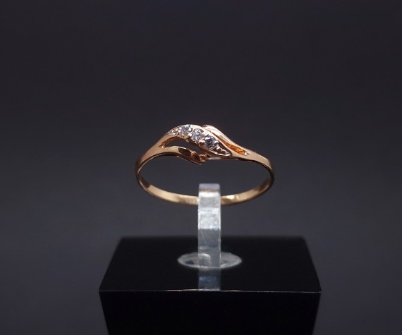 Gold ring with zircons